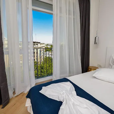 Blue Moon - One Bedroom - Romana Square Apartment