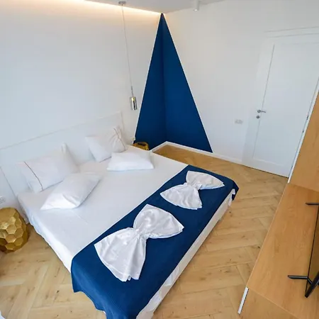 Blue Moon - One Bedroom - Romana Square Apartment *