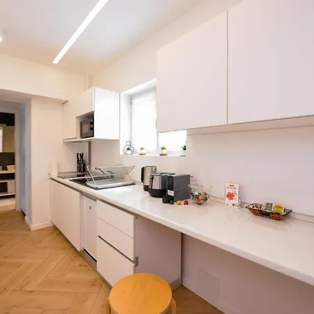 Blue Moon - One Bedroom - Romana Square *