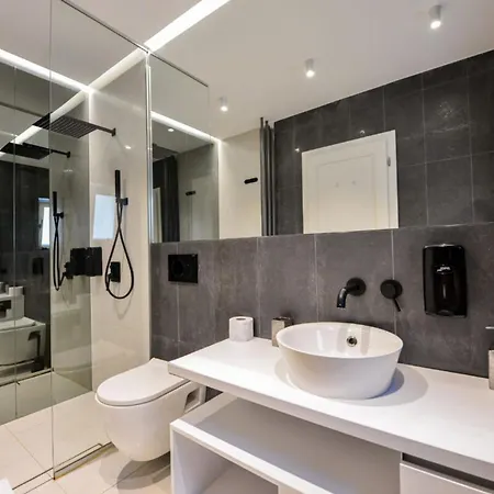 Blue Moon - One Bedroom - Romana Square Apartment