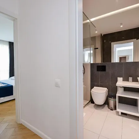 Blue Moon - One Bedroom - Romana Square Apartment *