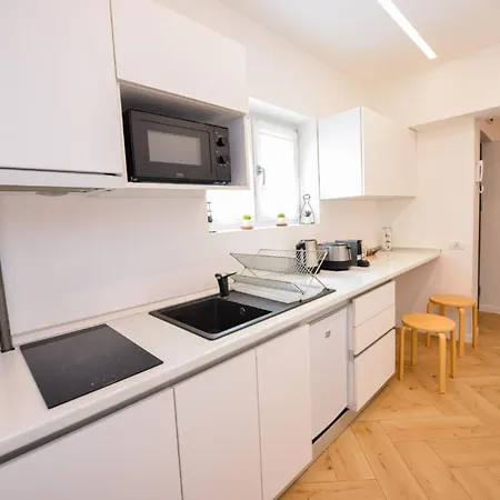 Blue Moon - One Bedroom - Romana Square *