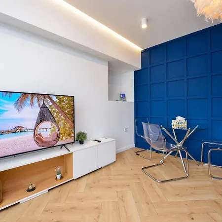 Blue Moon - One Bedroom - Romana Square Apartment
