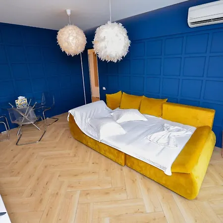 Blue Moon - One Bedroom - Romana Square Apartment *